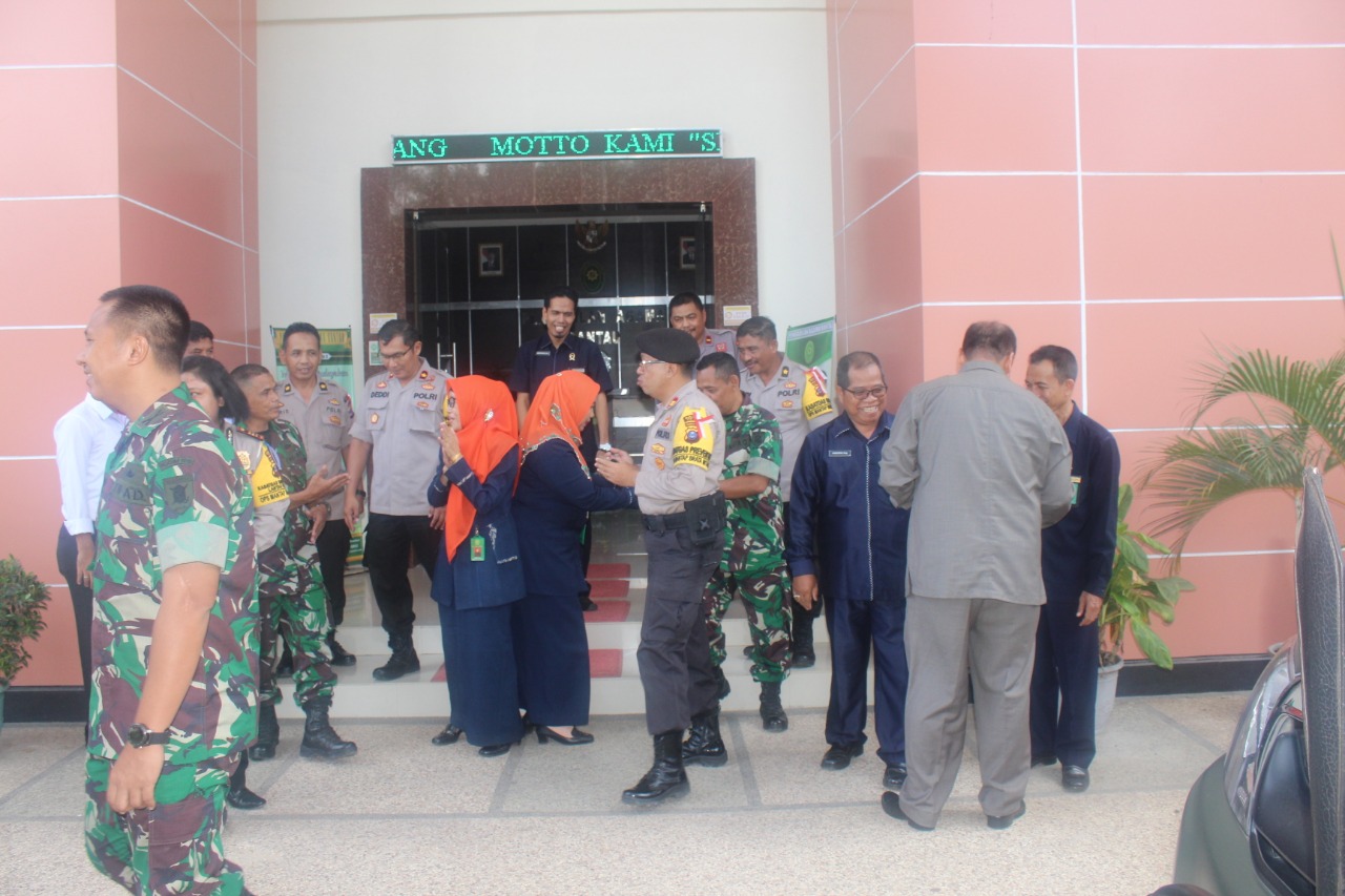 Di Halaman Depan Kantor PA Rantau